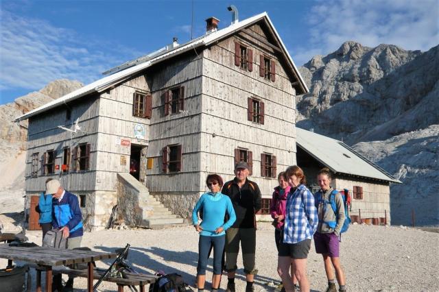 91. Ranní odchod účastníků od Domu Planika, v pozadí Triglav