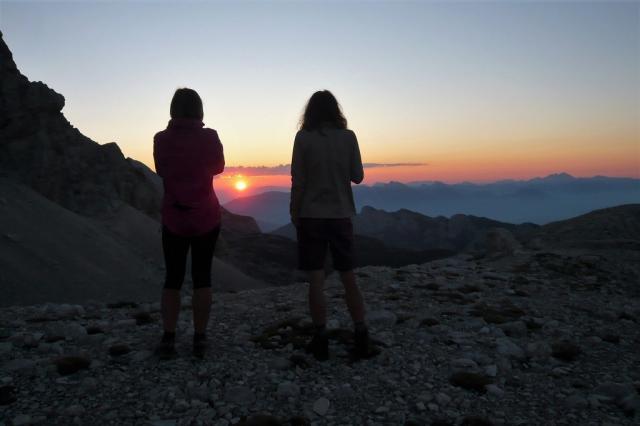 84. Pozorování východu slunce u Domu Planika pod Triglavem