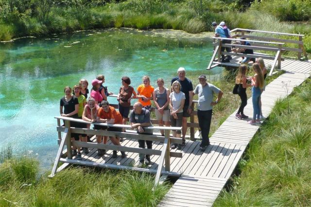 119. Účastníci zájezdu u pramene řeky Savica (jezírko)