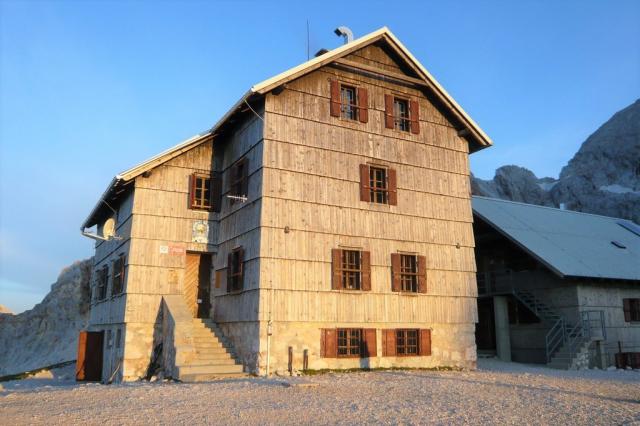 88. Dom Planika (2401 m) ozářený vycházejím sluncem