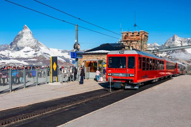 Vlak na železnici Gornergrat Bahn v Zermattu - poznávací zájezd
