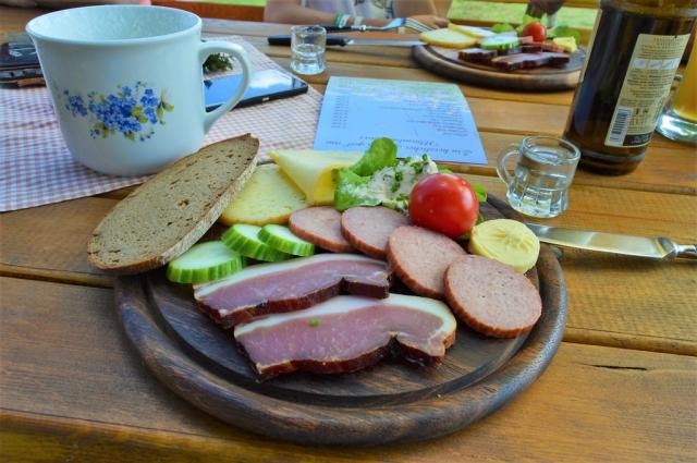 Selské prkénko na salaši v Rakousku - poznávací zájezdy s turis