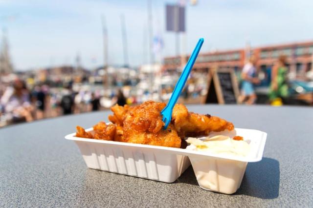Speciality na pláži v letovisku Scheveningen