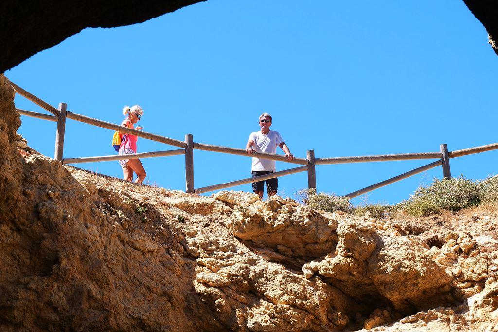 Nad jeskyní Benagil na pobřeží Algarve - poznávací zájezdy s pě