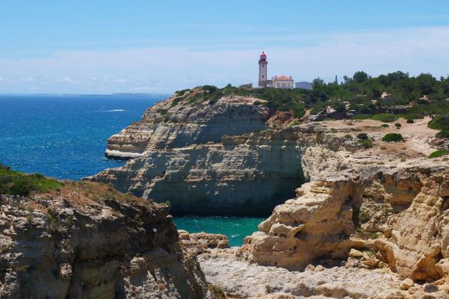 Útesy na pobřeží Algarve - pěší turistika v Portugalsku