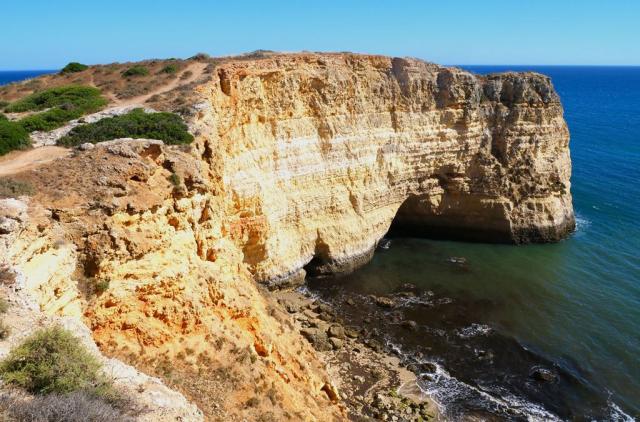 Útesy u města Portimao - pěší turistika podél pobřeží Algarve v