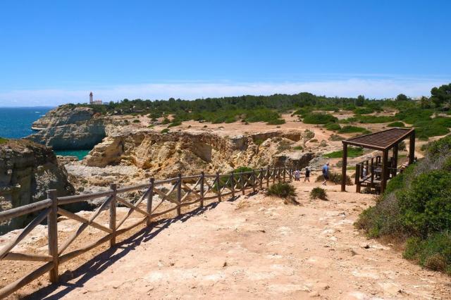 Pěší stezka podél útesů u Lagosu - pěší turistika v Portugalsku