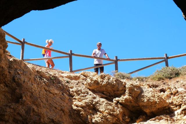 Nad jeskyní Benagil na pobřeží Algarve - poznávací zájezdy s pě