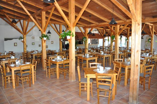 Restaurace ve Villaggio Riccio.jpg