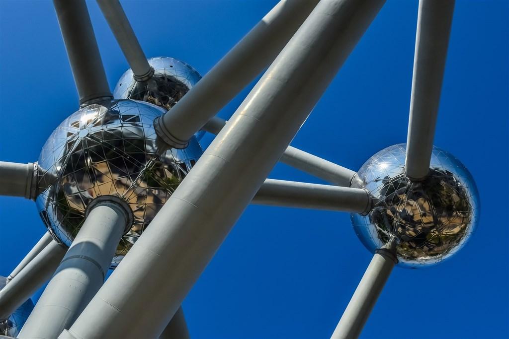 atomium-3606467_1920.jpg