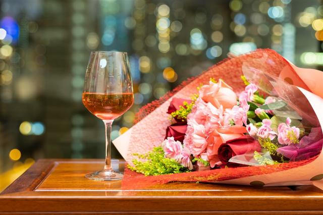 Valentyn_sklenka_vino_kytice.jpg