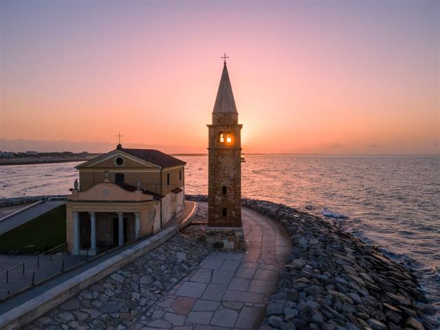 IT_Caorle_promenada_vecer_vez.jpg