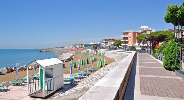 IT_Caorle_promenada_more.jpg