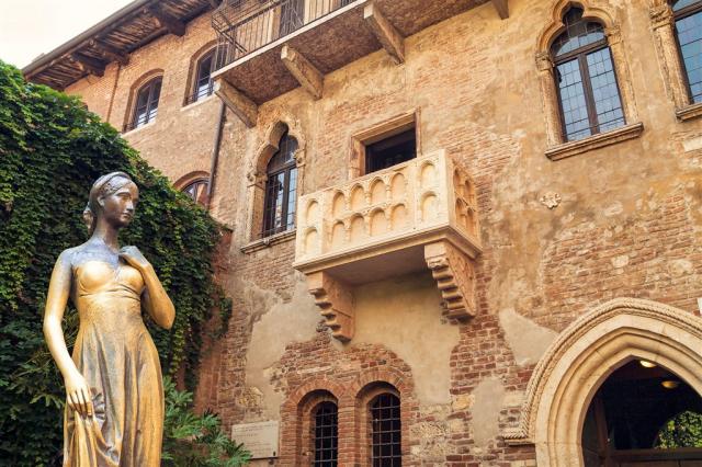 IT_Verona_socha_balkon1.jpg