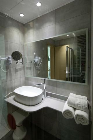rossis-hotel-gallery-21-686x1030.jpg
