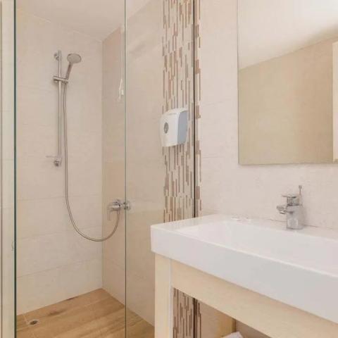 accommodation-nafsika-room-shower-700x700.jpg
