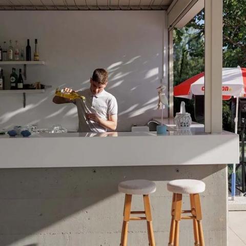 gallery-facilities-bar-pool-bar-700x700.jpg