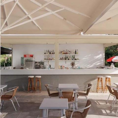 gallery-facilities-bar-pool-view-700x700.jpg