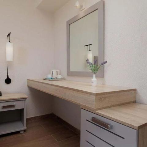 accommodation-nafsika-room-mirror-desk-700x700.jpg