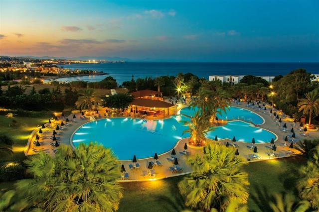 kpalace_main-pool-night.jpg