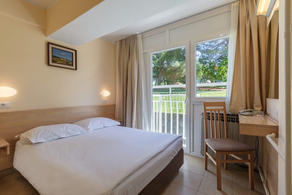 Hotel_Delfin_Plava_Laguna_Classic_room_with_balcony_french_bed_