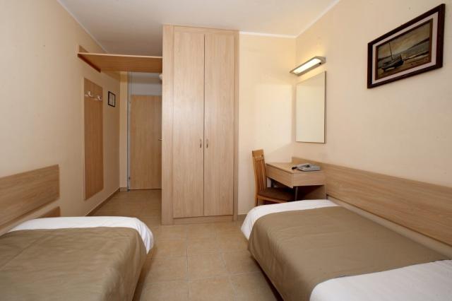 Hotel_Delfin_Plava_Laguna_Economy_room_E2-1-1024x6831.jpg