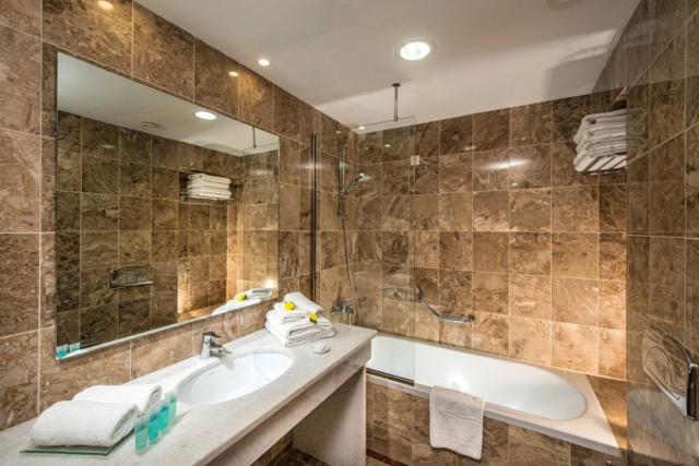 annabelle-beach-resort-standard-bangalows-bathroom.jpg