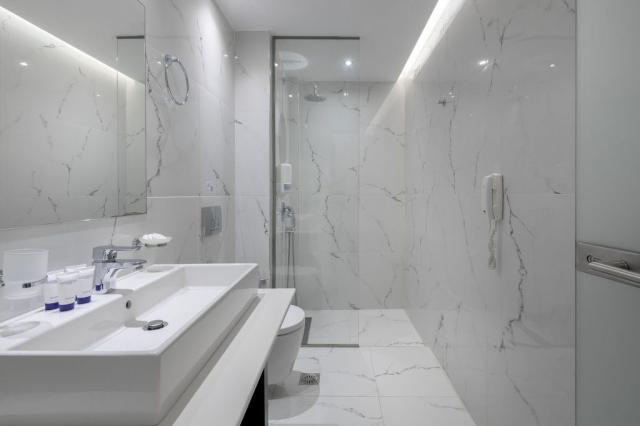 Garden-View-Triple-Bathroom-1024x683.jpg