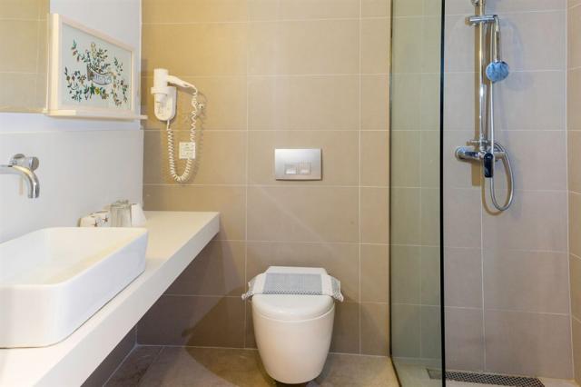 bathroom2.jpg