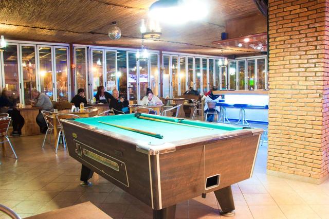 Pool-Bar-2.jpg