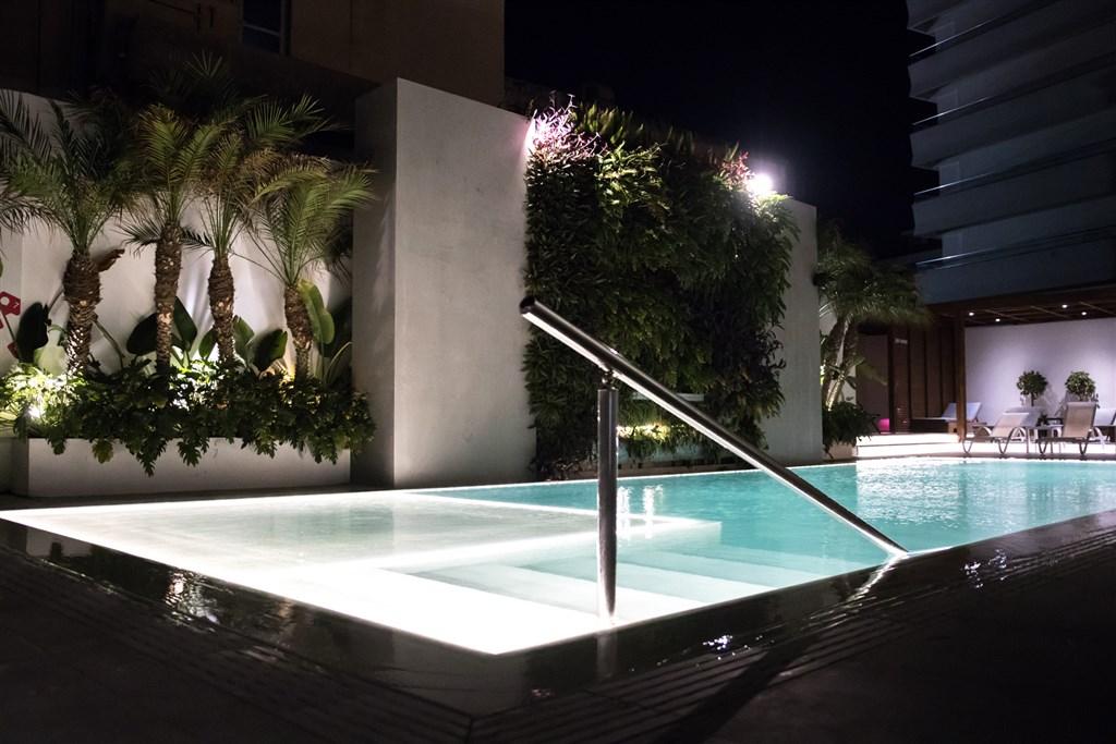manousos-city-hotel-gr-rhodes_pool-night-02.jpg