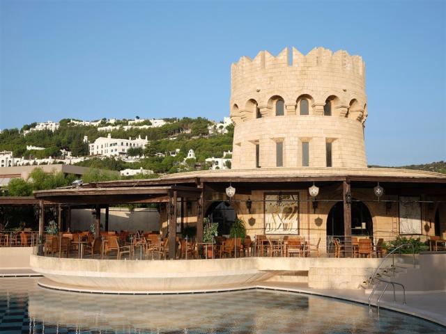 castello-pool-bar-restaurant-enlarge.jpg