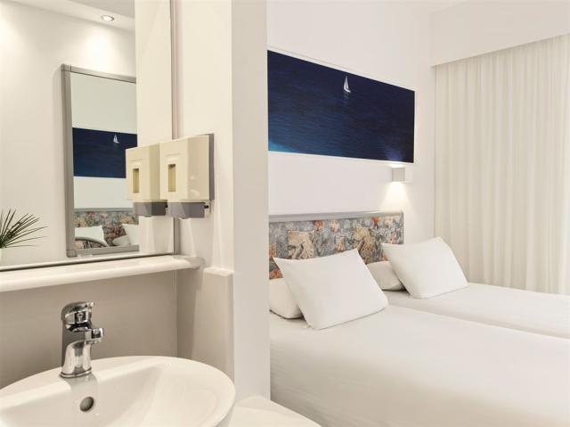 club-twin-room-enlarge (1).jpg