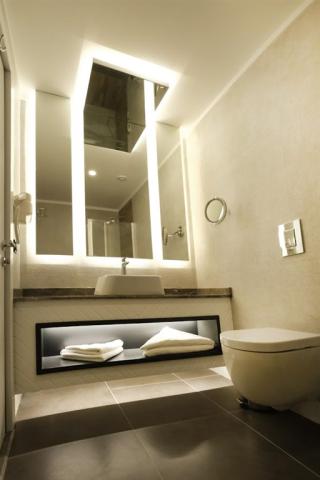 DELUXE BANYO.jpg