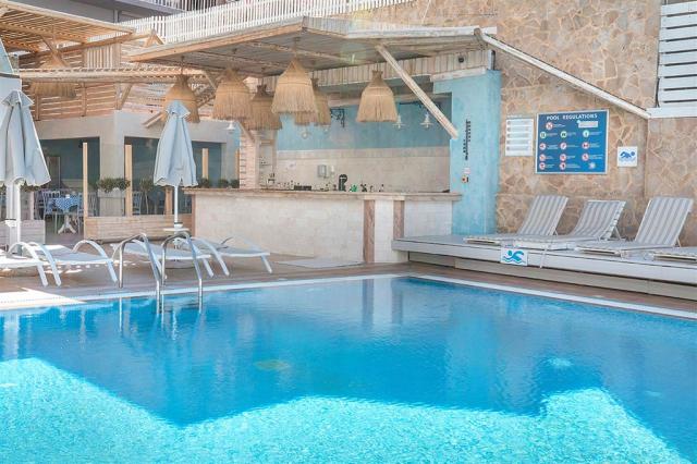 Rhodes-Horizon-Blu-pool-snackbar.jpg