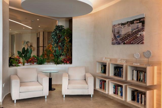 Rhodes-Horizon-Blu-Lobby3.jpg