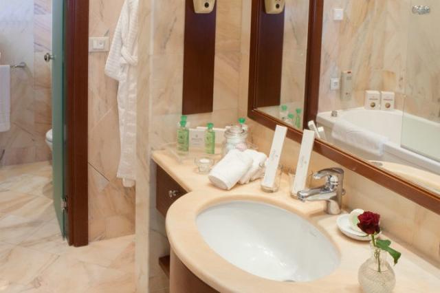 207Bath-2small-700x466.jpg