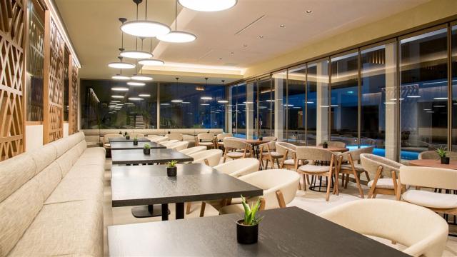 restaurants-bars-7.jpg