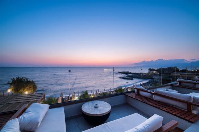 pool-bar-2-1620x1080.jpg