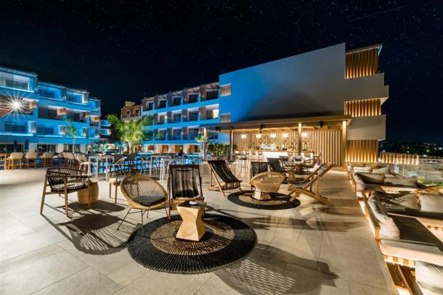 pool-bar-1-1620x1080.jpg