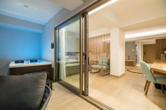 junior-suites-5-1620x1080.jpg