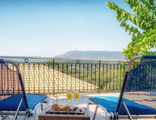 hotelnefeli-suites-veranda-605x465.jpg