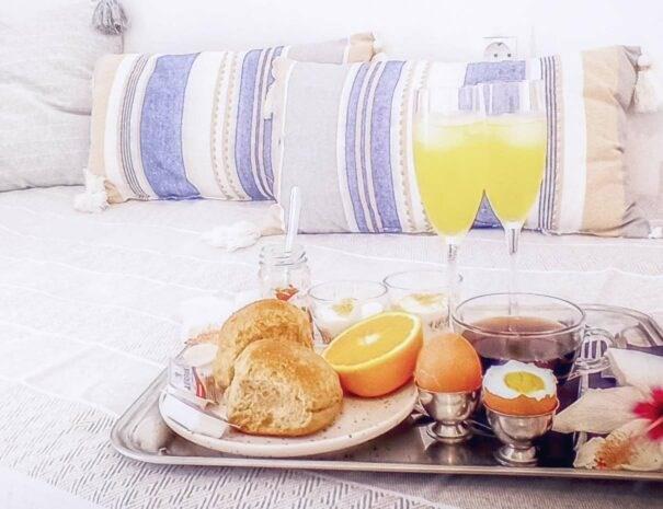 hotelnefeli-suites-couch-breakfast-605x465.jpg