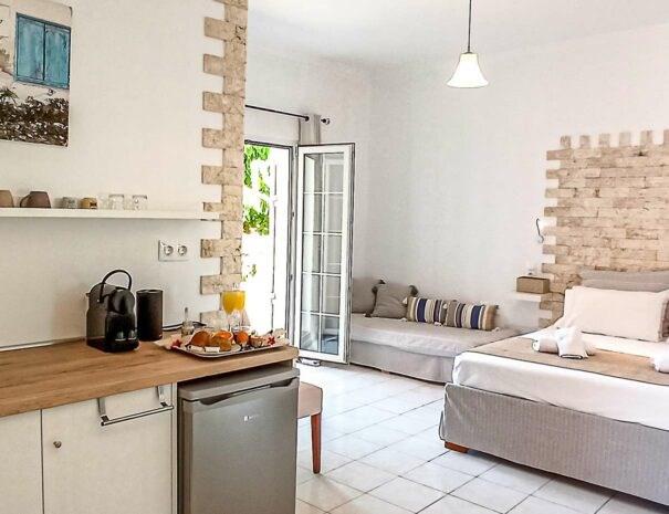 hotelnefeli-suites-bedroom-kitchen-605x465.jpg