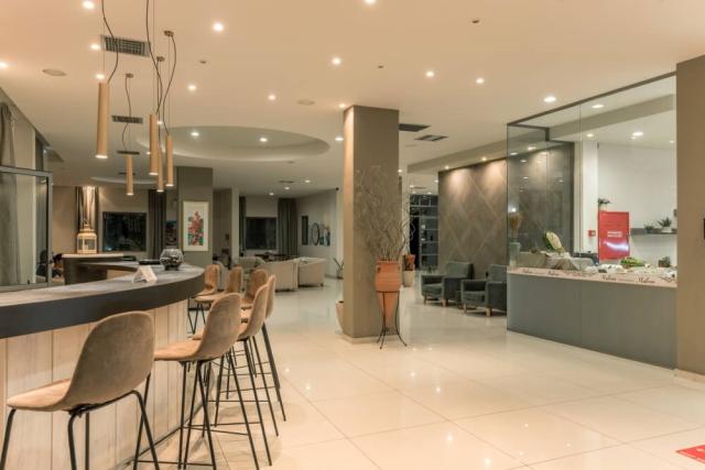 7c05f-lobby-bar.jpg