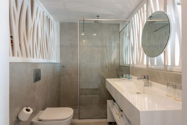 mediterraneo-hotel-executive-suite-bathroom.jpg
