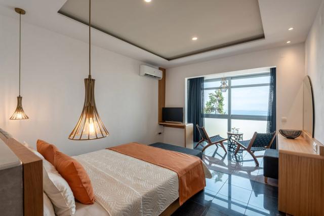 mediterraneo-hotel-executive-suite-bedroom-3.jpg