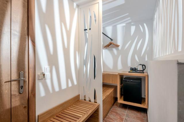 mediterraneo-hotel-executive-suite-open-closet.jpg