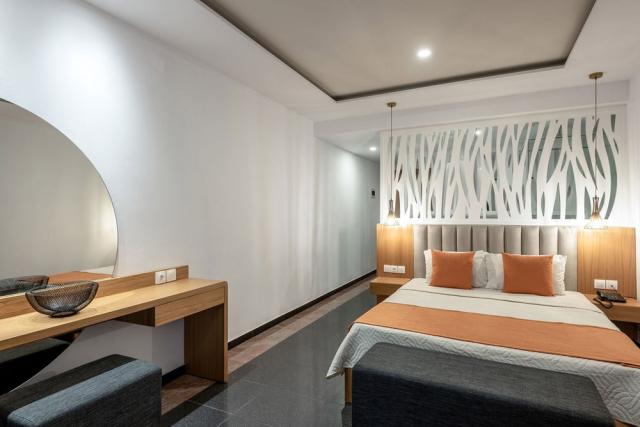 mediterraneo-hotel-executive-suite-bedroom-4.jpg