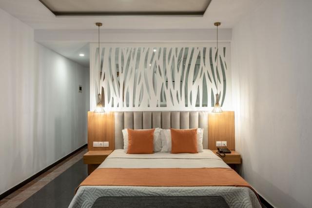 mediterraneo-hotel-executive-suite-bedroom-6.jpg